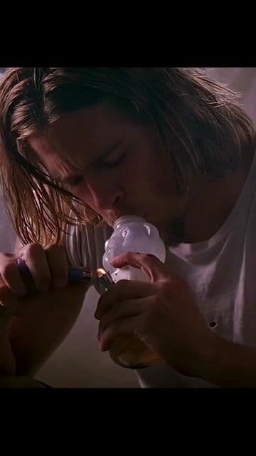 Brad Pitt tuvo apenas minutos en True Romance, pero creó un personaje inolvidable. Desde improvisar su actitud hasta encontrar su icónico gorro en la calle, convirtió un papel mínimo en pura leyenda del cine 🚬.