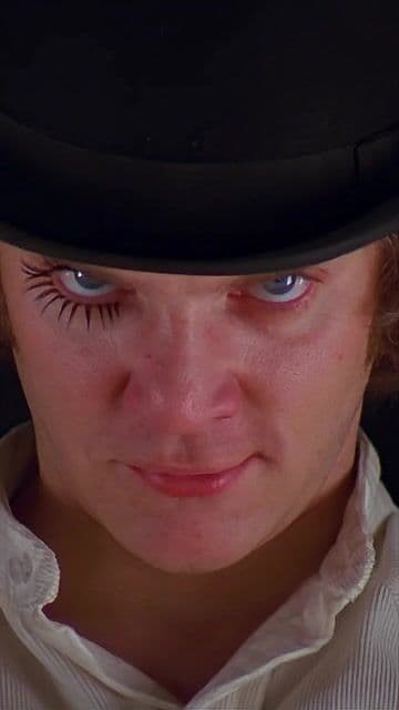 Descubre el legendario plano inicial de 'A Clockwork Orange', con Alex, un vaso de leche y la icónica mirada. Malcolm McDowell improvisó levantar el vaso, logrando una escena inolvidable en la historia del