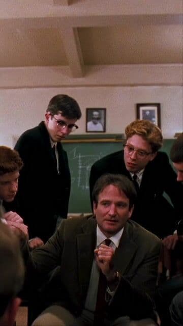 Descubre el reparto de 'Dead Poets Society', frases icónicas y cómo ver la película en español. Explora su libro original e información sobre el director y actores como Ethan Hawke.