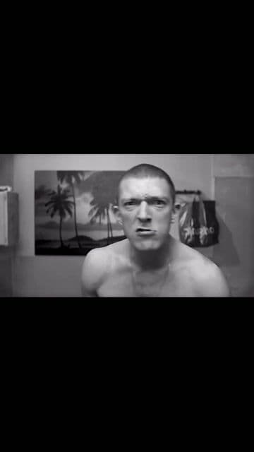 “Hasta aquí todo va bien…” Más que una película, un reflejo social que sigue vigente. Rodada en blanco y negro para intensificar su crudeza, La Haine marcó un antes y un después en el cine urbano con una historia tan dur