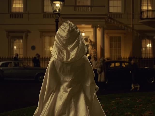En 'Cruella' (2021), el icónico vestido de Emma Stone tenía una cola de 12 metros, un reto para el equipo de vestuario. Además, 5,060 pétalos fueron cosidos a mano para el look de la Baronesa, resaltando el arte detrás del vestuario de la película.
