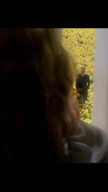 10.000 narcisos plantados a mano para una sola escena. Tim Burton convirtió un campo en Alabama en pura poesía visual. Ewan McGregor entre flores no es solo cine… es uno de los momentos más mágicos y románticos jamás filmados