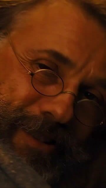 La interpretación de Leonardo DiCaprio como Calvin Candie en Django Unchained sorprendió por su intensidad impredecible, creando escenas cada vez más tensas junto a Christoph Waltz y destacando el famoso momento del