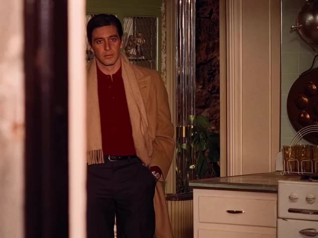 Francis Ford Coppola filmó un desenlace diferente para 'The Godfather', fiel al libro de Mario Puzo. Muchos exteriores en Sicilia, como el Bar Vitelli y la iglesia, se rodaron en Savoca y Forza d'Agrò, no en Corleone.