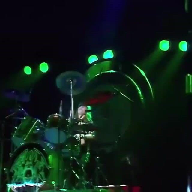 Considerada por muchos como una de las mejores canciones jamás creadas. Sin estribillo, con secciones operísticas y casi seis minutos de duración, rompió todas las reglas del rock en 1975.