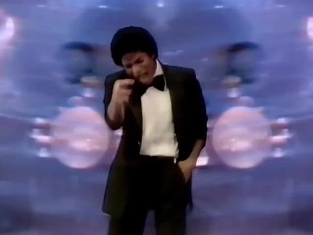 Energía pura. Es imposible quedarse quieto con este tema. Funky, vibrante y lleno de vida, fue el primer single que Michael Jackson escribió solo y marcó el inicio de su reinado.
