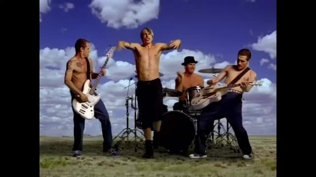 Un punto de inflexión para los Chili Peppers y para toda una era del rock alternativo. Más lento, más reflexivo y absolutamente brillante.