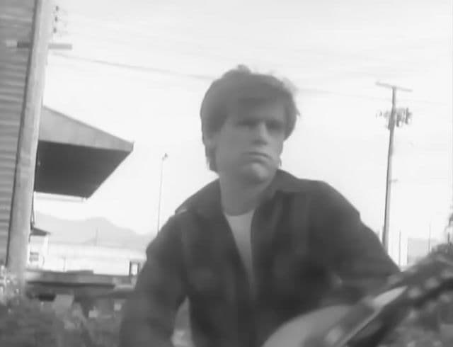 Si hay una canción que suena a nostalgia instantánea es esta. Bryan Adams clavó esa mezcla de juventud, libertad y desamor como nadie.