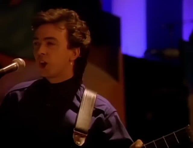 Uno de los temas más clásicos del dad-rock. Desde el riff inicial hasta las voces imposiblemente agudas de Tony Lewis, es de esas canciones que toda generación acaba conociendo.