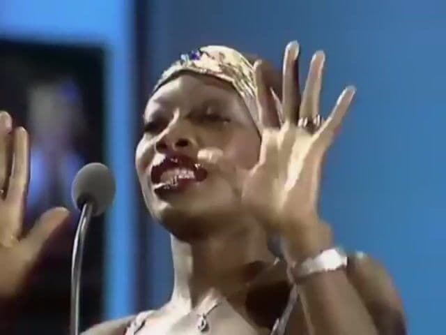 Boney M tomaron el soul original de Bobby Hebb y lo transformaron en una obra maestra del disco: brillante, funky y llena de buena energía.