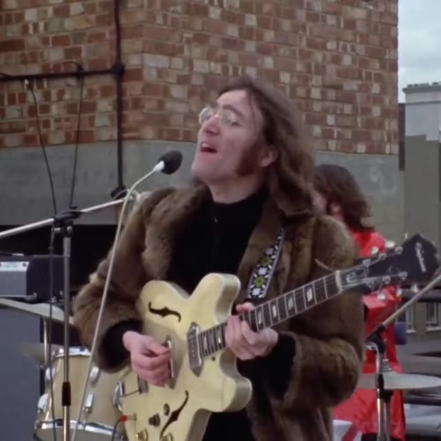 El concierto en la azotea de los Beatles es uno de los momentos más legendarios del rock. Don't Let Me Down fue su pieza central, cruda e intensa, con Lennon volcando toda su alma en cada nota.