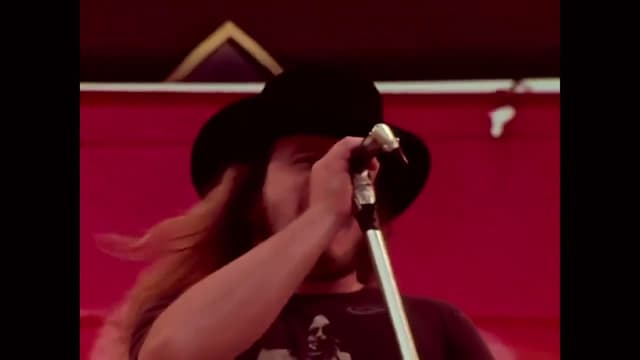 Empieza lenta y reflexiva, casi te engaña pensando que es una balada tranquila, y de repente se transforma en una de las canciones más épicas jamás grabadas.