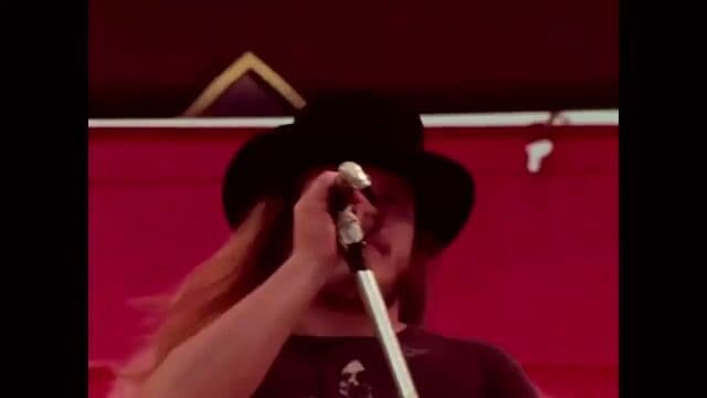 Empieza lenta y reflexiva, casi te engaña pensando que es una balada tranquila, y de repente se transforma en una de las canciones más épicas jamás grabadas.