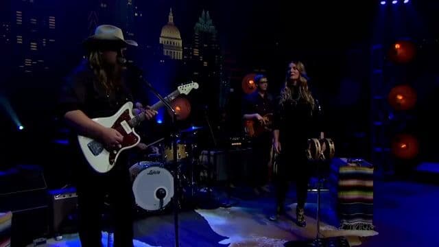 Un clásico innegable. Tennessee Whiskey suena a puro sentimiento, con una voz que te envuelve y no te suelta hasta la última nota.