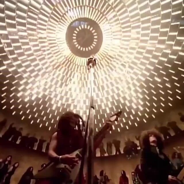 Sin calentamiento, sin introducción, solo ese riff enorme desde el primer segundo. Crudo sin sonar desordenado. Lenny Kravitz en estado puro.