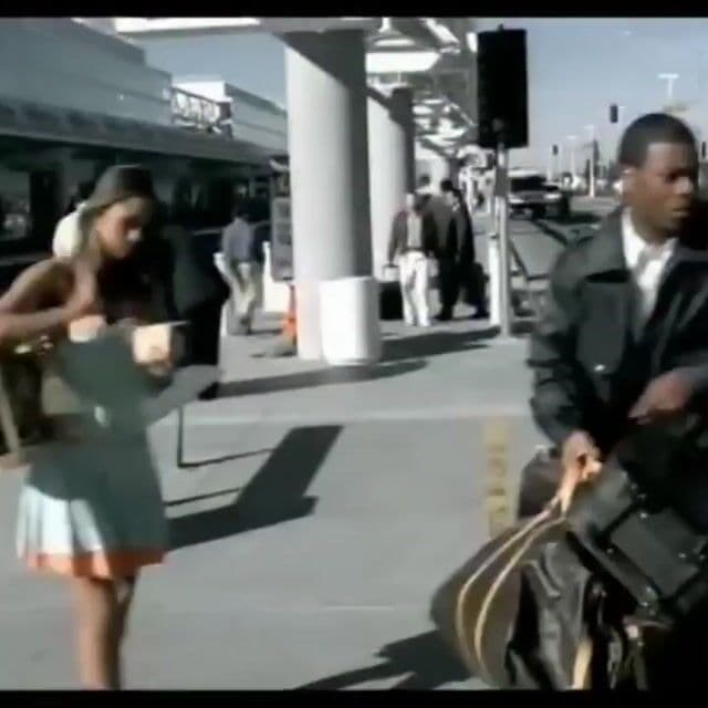 La voz del estribillo en 'All Falls Down Kanye West' es de Syleena Johnson, quien imitó a Lauryn Hill cuando no se pudo usar su sample. Este tema marcó un antes y después, explorando el significado social de sus letras y producción.