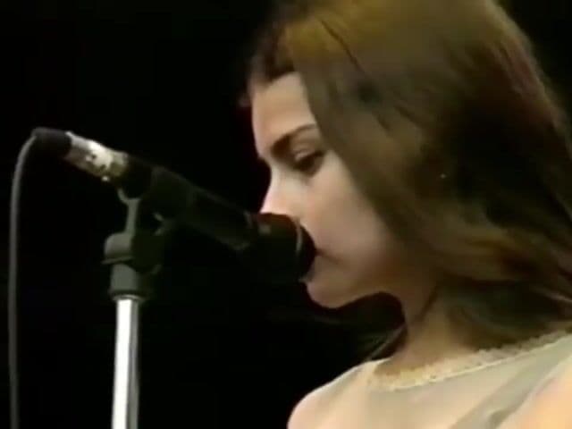 Parece flotar en su propio mundo. Desde que empieza, todo se vuelve más suave y silencioso. Dream pop en su forma más pura y delicada.
