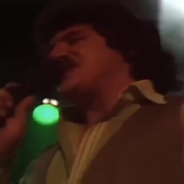 Toto con un riff de guitarra legendario y una energía que no decae ni un segundo.