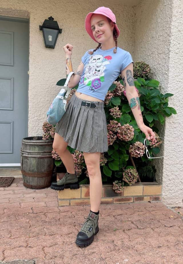 camiseta estampada con falda plisada