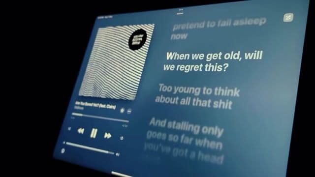 Are You Bored Yet? de Wallows ft. Clairo destaca por su atmósfera indie y mezcla de voces. La canción fue un éxito viral en playlists de Apple Music y Spotify, ganando popularidad por su letra nostálgica y la voz de Dylan Minnette.