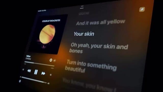 Chris Martin compuso 'Yellow Coldplay' en una noche lluviosa, inspirado por la palabra yellow tras ver las Páginas Amarillas en el estudio. Conoce el origen y significado de la letra y cómo se convirtió en un clásico de la banda.