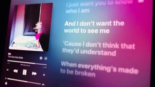 La canción 'Iris The Goo Goo Dolls' fue parte clave del soundtrack de la película 'City of Angels'. Su letra expresa vulnerabilidad y amor profundo, siendo una de las baladas más emblemáticas de los años 90.