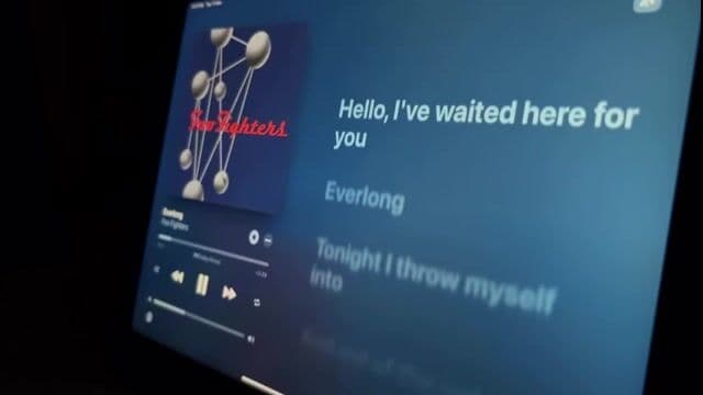La canción 'Everlong Foo Fighters' surgió durante una etapa difícil de Dave Grohl y su letra refleja emociones intensas basadas en una relación. El significado ha inspirado a fans a buscar la traducción y acordes para guitarra.