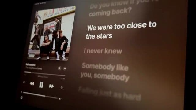 La canción 'Reflections The Neighbourhood' explora los pensamientos introspectivos del vocalista, con una atmósfera melancólica característica del género alternativo. Lee la letra original y su significado en español.