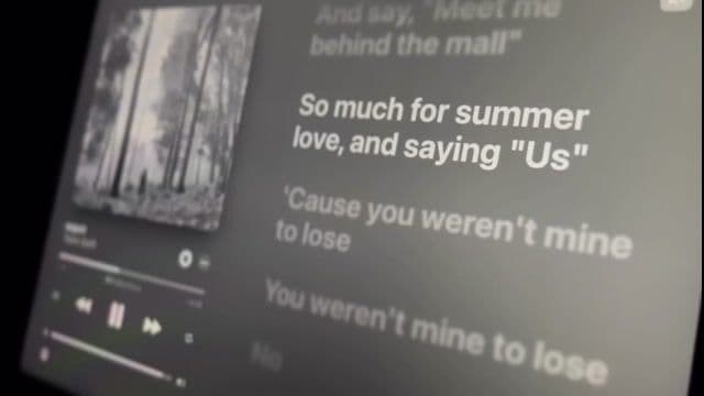 La canción 'August' de Taylor Swift explora una historia de amor fugaz en verano. Forma parte del álbum 'Folklore' y es conocida por su emotiva letra y acordes. Consulta la letra en español y el significado de esta canción de Taylor Swift.