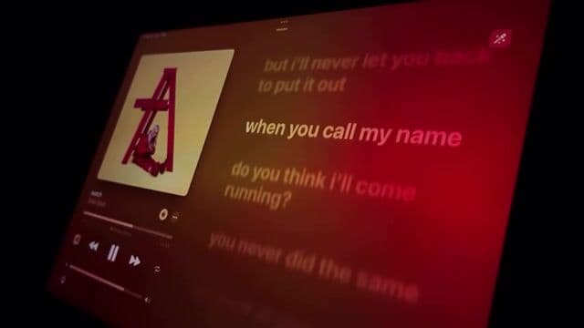 La canción 'Watch' de Billie Eilish salió en 2017 y destaca por sus letras melancólicas. Considerada por muchos como una de las canciones pop más tristes, explora el significado de dejar ir a alguien. Incluida en playlist de éxitos pop.