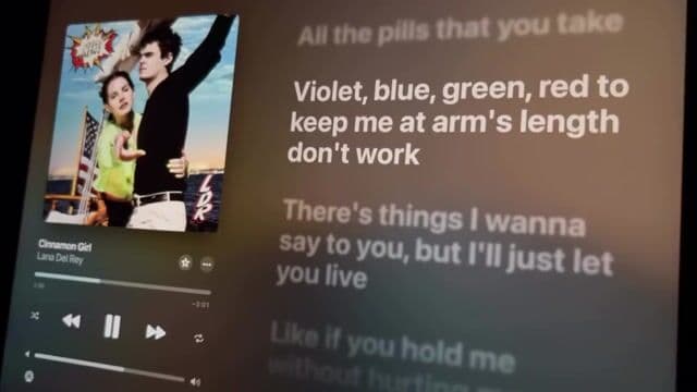 La canción 'Cinnamon Girl' de Lana Del Rey explora relaciones tóxicas y vulnerabilidad. Su letra ha sido interpretada como un grito a la incomprensión, y en plataformas como Genius se analiza su profundo simbolismo.