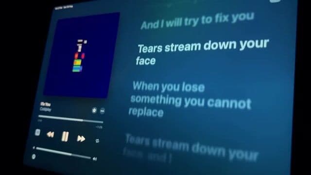 ‘Fix You’ de Coldplay es conocida por su emotiva letra y la historia detrás: Chris Martin la escribió tras una difícil etapa personal, convirtiéndola en un himno de consuelo y esperanza. Ideal para conocer su significado en español.
