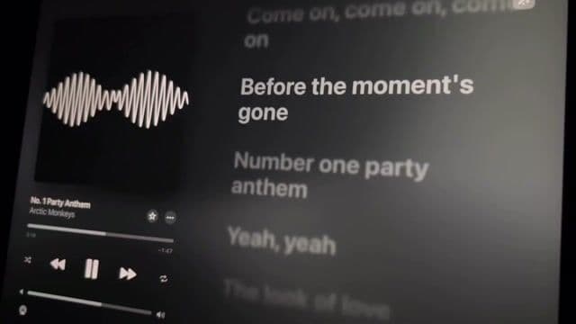 'No.1 Party Anthem' de Arctic Monkeys explora la melancolía detrás de la fiesta, jugando con la ironía en la letra. Muchos fans buscan su significado y la letra en español para entender la historia que narra Alex Turner.