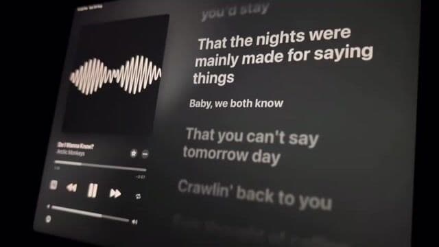 La canción 'Do I Wanna Know? Arctic Monkeys' es un himno indie rock sobre las dudas en el amor. Alex Turner la compuso inspirado por experiencias propias, con una melodía inolvidable y letras profundas que muchos buscan traducir al español.