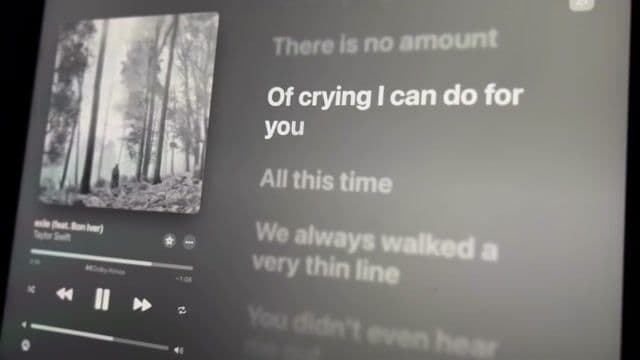 La canción 'Exile' de Taylor Swift junto a Bon Iver destaca por su emotiva colaboración y letras introspectivas. Con acordes sencillos en piano, se ha vuelto un referente para buscar exile taylor swift lyrics y significado en español.