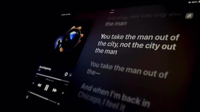 La canción 'End of Beginning' de Djo, proyecto musical de Joe Keery, explora la nostalgia y los nuevos comienzos. Muchos buscan su letra en español y el significado de la canción, marcada por su estilo indie distintivo.