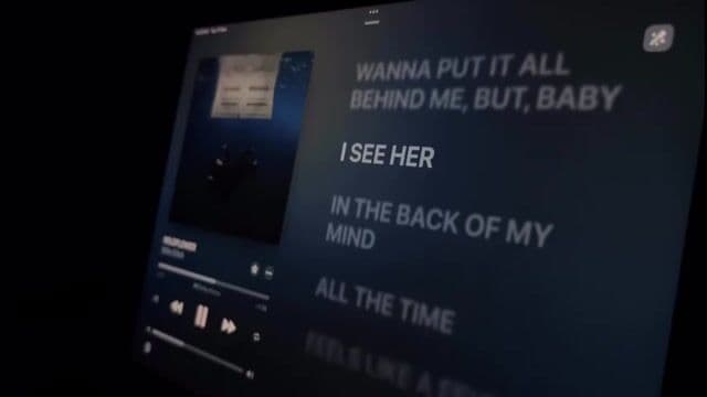 Wildflower de Billie Eilish explora emociones delicadas en una melodía suave. Con acordes sencillos al piano, la letra refleja la vulnerabilidad de sentirse fuera de lugar, ampliando el significado de la canción para sus fans.