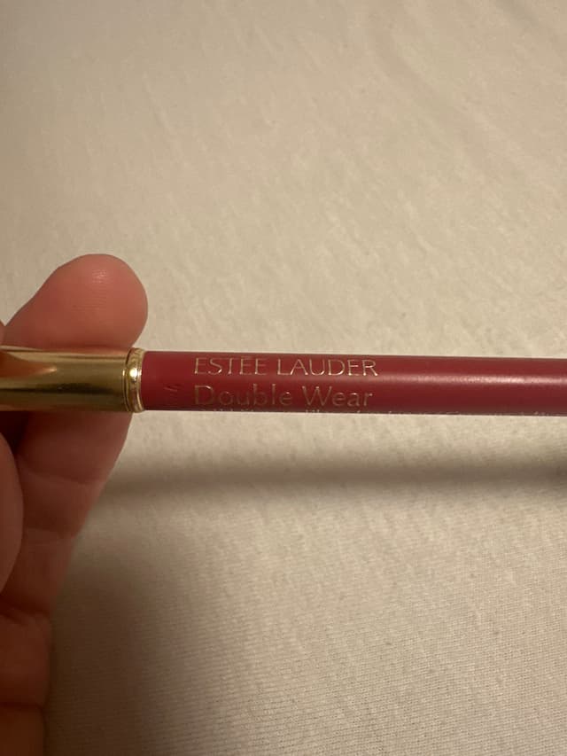 Lápiz de labios Estée Lauder Double wear 420 Rebellious Rose