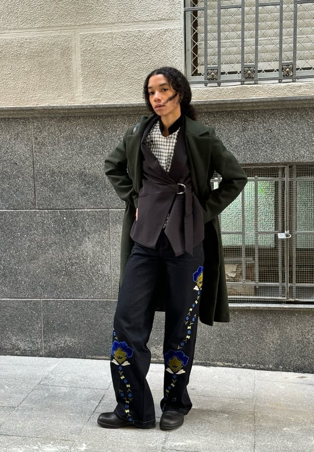 Look con abrigo clásico