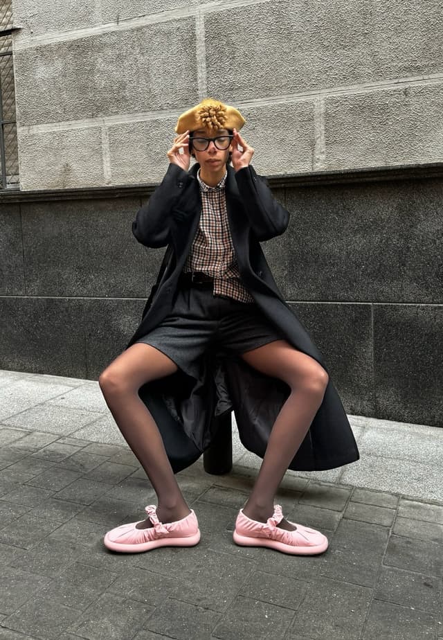 Look con abrigo clásico