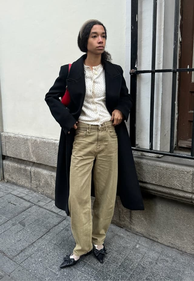 Look con abrigo clásico