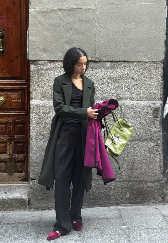 Look con abrigo clásico