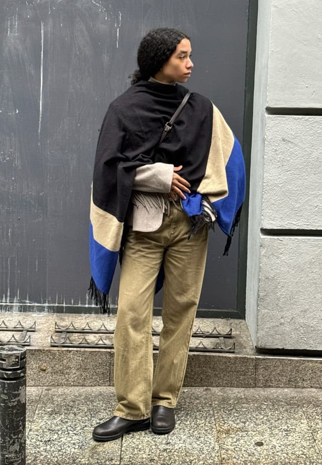 Look con poncho