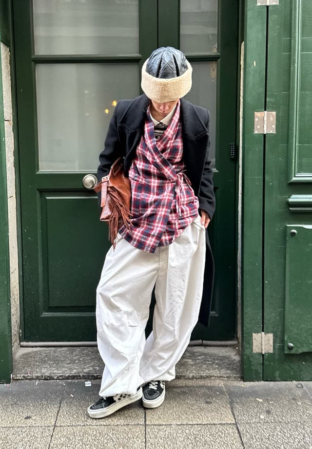 Look con abrigo clásico