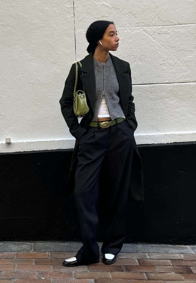 Look con abrigo clásico