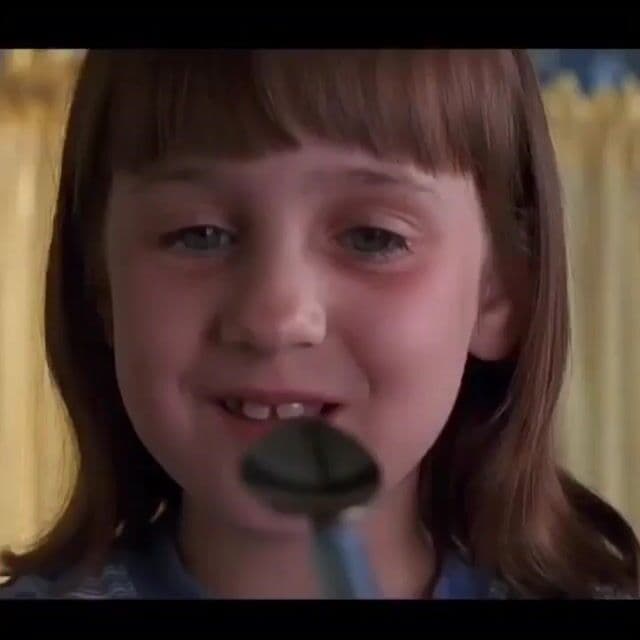 Durante el rodaje de 'Matilda', Danny DeVito no solo dirigió, sino que también cuidó a Mara Wilson fuera de cámaras tras la muerte de su madre. Un detalle conmovedor de esta icónica película basada en el libro de Roald Dahl.