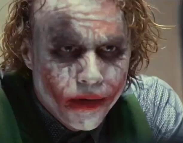 En 'The Dark Knight', Heath Ledger se aisló semanas antes del rodaje para crear su icónico Joker. Este método influyó en la intensidad de la trilogía The Dark Knight y en debates sobre por qué es la mejor película de superhéroes.