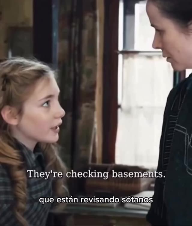 En 'The Book Thief' (2013), el rodaje recreó la Alemania nazi en locaciones de Berlín y Görlitz. La narración por la Muerte distingue la película, una adaptación con cambios respecto al libro original de Markus Zusak.