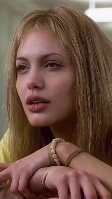 En 'Girl, Interrupted', la escena con Angelina Jolie en el hospital psiquiátrico muestra el talento que la llevó a ganar el Óscar en 2000. Detalle interesante: la película está basada en las memorias reales de Susanna Kaysen y dirigida por James Mangold.