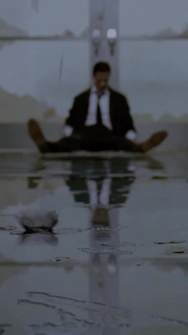 En 'Constantine', la escena donde John fuma en la iglesia fue idea de Keanu Reeves, reflejando el lado oscuro del personaje y el estilo de los cómics de DC. Un guiño que marcó la atmósfera de este thriller de acción.